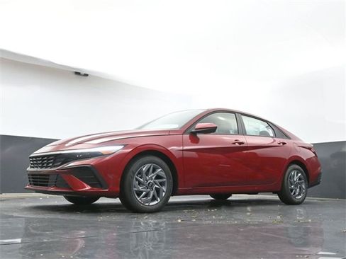 Used 2025 Hyundai Elantra Blue image 31