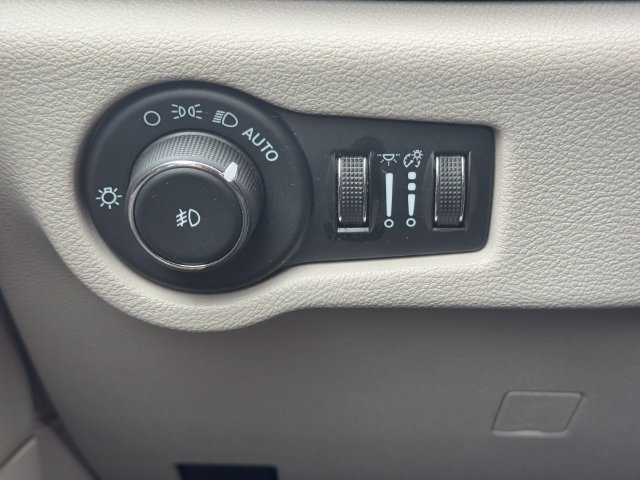Certified 2024 Chrysler Pacifica Touring-L FWD image 24