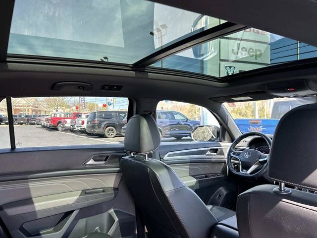 Used 2022 Volkswagen Atlas Cross Sport SEL R-Line AWD/4WD image 16