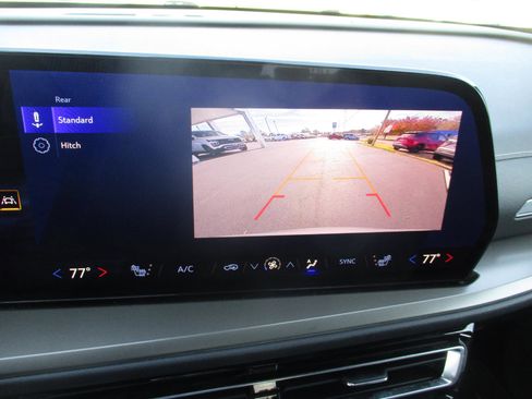 Used 2025 Chevrolet Traverse LT image 18