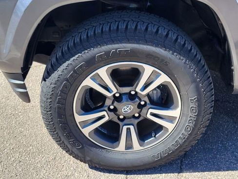 Used 2017 Toyota Tacoma TRD Sport w/ Tow Package image 9