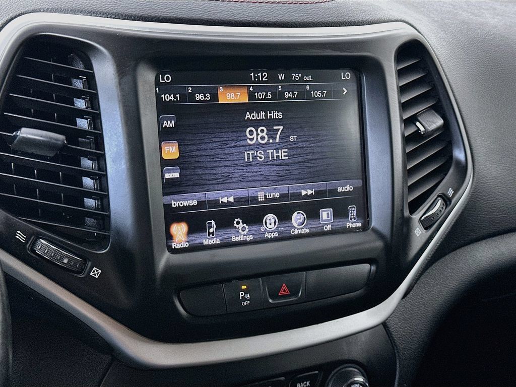 Used 2018 Jeep Cherokee Trailhawk AWD/4WD image 15