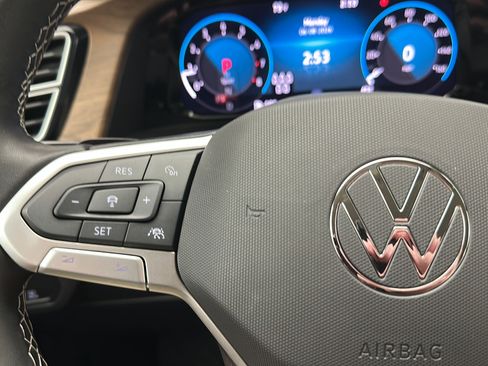 Used 2025 Volkswagen Atlas SE AWD/4WD image 17