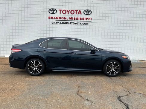 Used 2018 Toyota Camry SE image 1