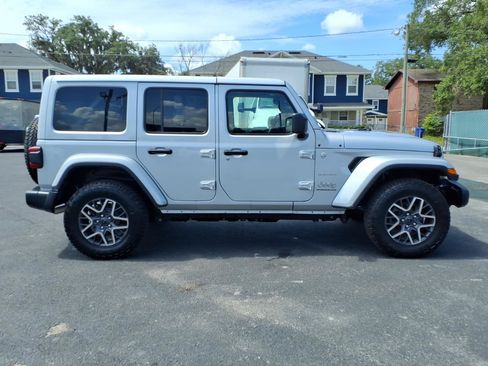 Used 2024 Jeep Wrangler Unlimited Sahara AWD/4WD image 6