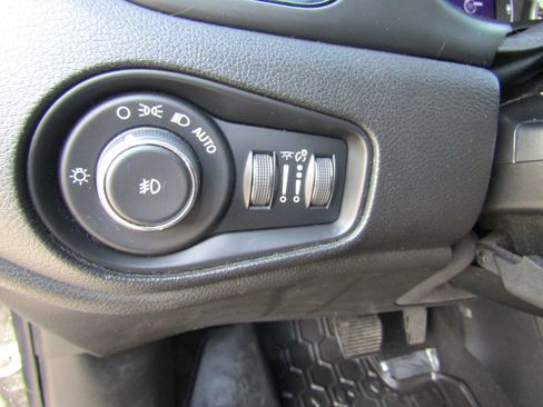 Used 2018 Jeep Renegade Altitude FWD image 22
