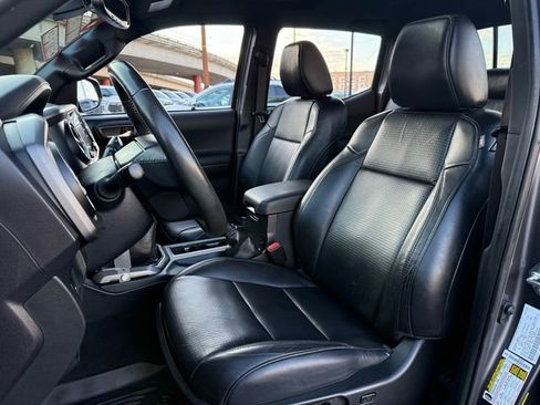 Used 2020 Toyota Tacoma TRD Sport image 12