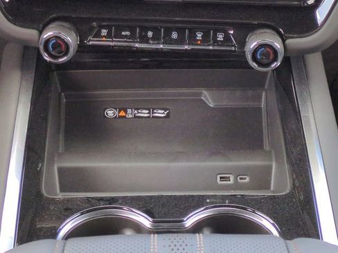 New 2026 Chevrolet Suburban High Country image 19