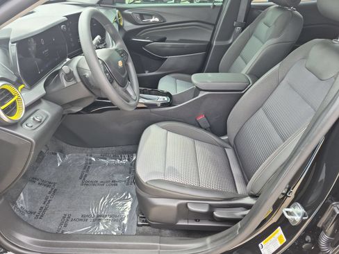 Used 2024 Chevrolet Trax LT FWD image 11