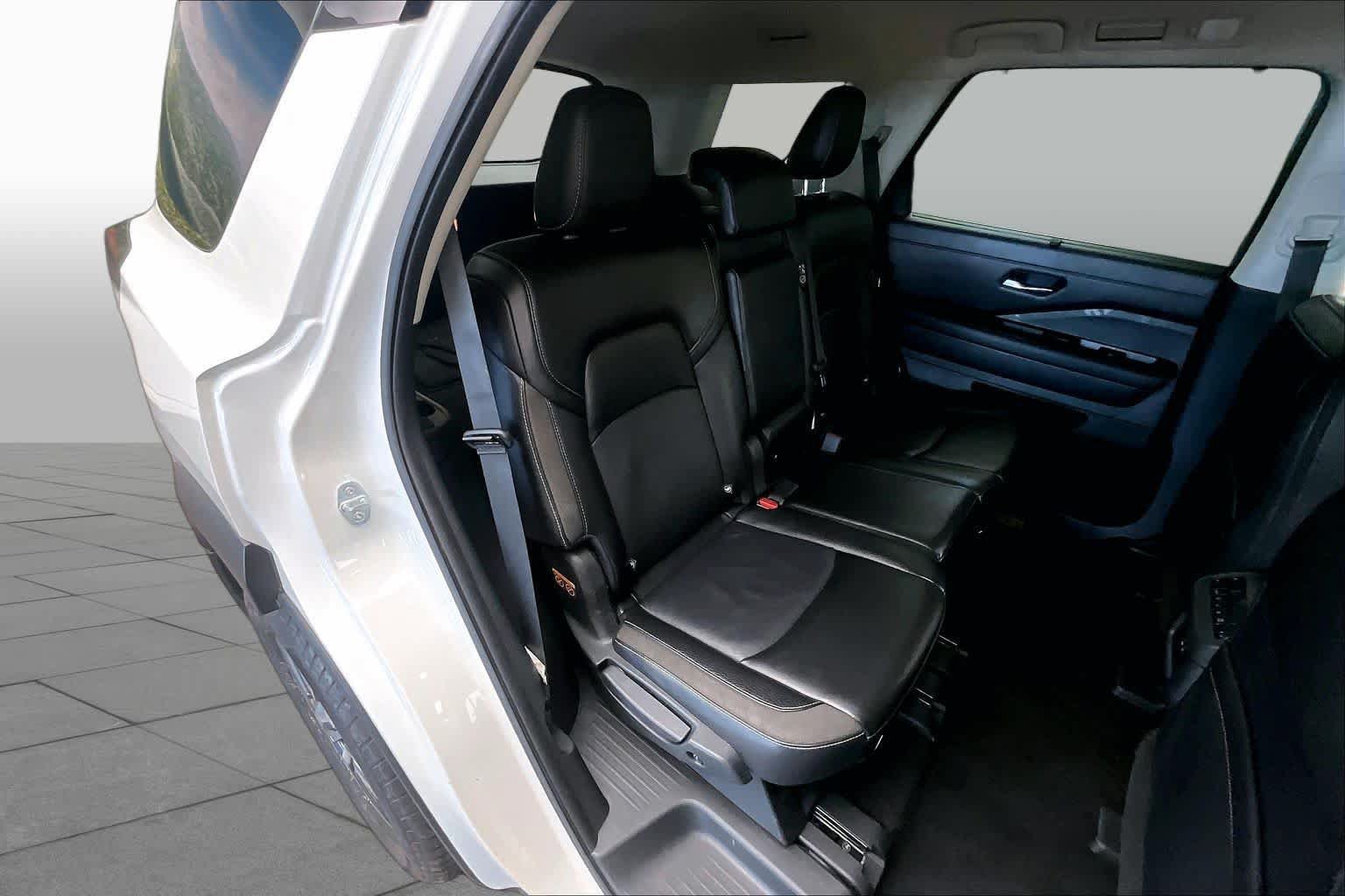 Used 2024 Nissan Pathfinder SL FWD image 19
