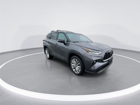 Used 2023 Toyota Highlander Platinum image 2