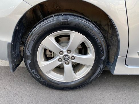 Used 2020 Toyota Sienna LE w/ LE Preferred Package image 11