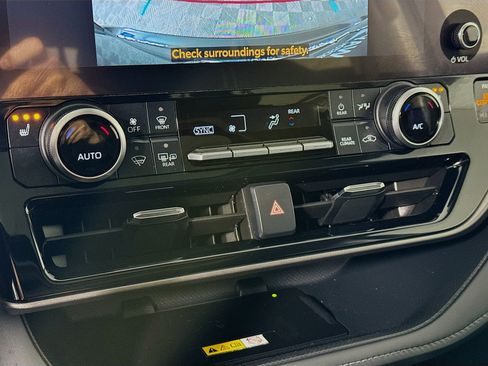 Certified 2024 Toyota Highlander XLE image 13