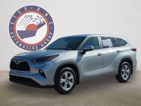 Used 2024 Toyota Highlander LE AWD/4WD image 2