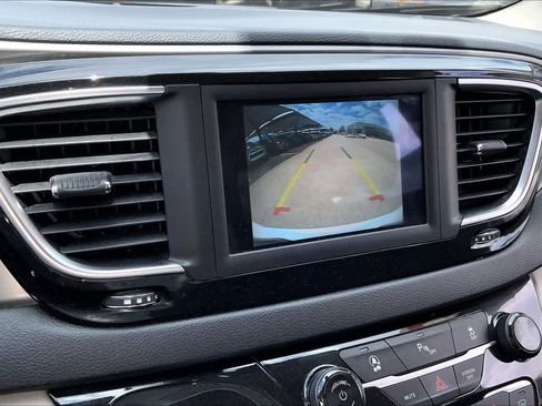 Used 2020 Chrysler Pacifica Touring FWD image 22