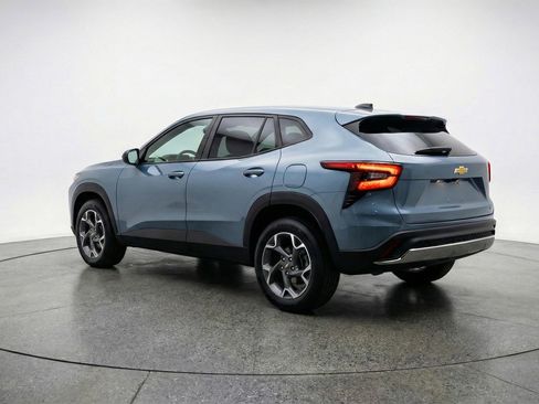 Used 2025 Chevrolet Trax LT w/ LT Convenience Package image 6