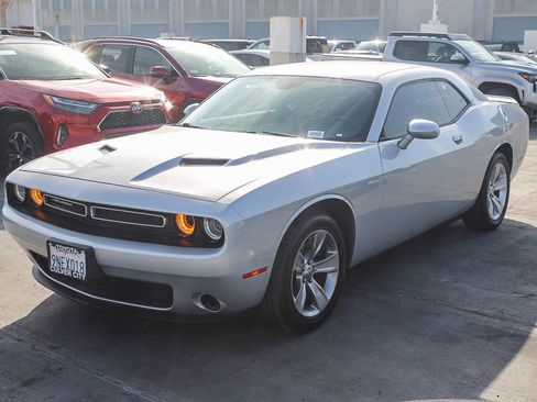 Used 2019 Dodge Challenger SXT image 3