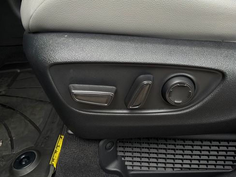 Used 2025 Toyota Sienna XLE FWD image 11