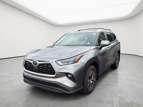 Used 2025 Toyota Highlander XLE AWD/4WD image 3