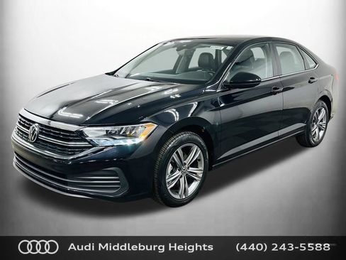 Used 2023 Volkswagen Jetta SE w/ Panoramic Sunroof Package FWD image 4