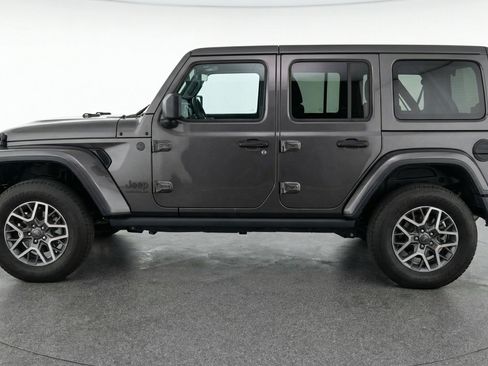 Used 2025 Jeep Wrangler Sahara image 5