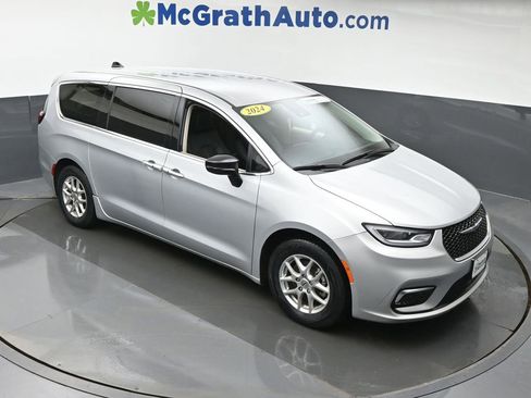 Used 2024 Chrysler Pacifica Touring-L image 3