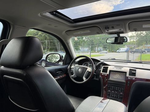 Used 2011 Cadillac Escalade Premium RWD image 21