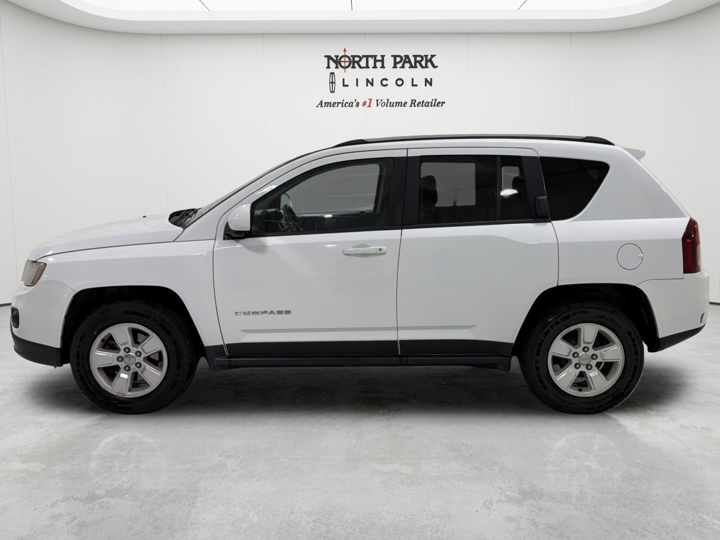 Used 2016 Jeep Compass Latitude FWD image 2