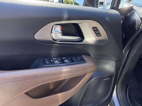 Used 2017 Chrysler Pacifica Limited FWD image 28