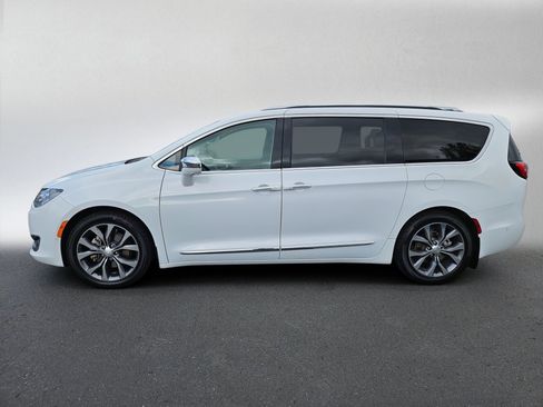 Used 2017 Chrysler Pacifica Limited image 4