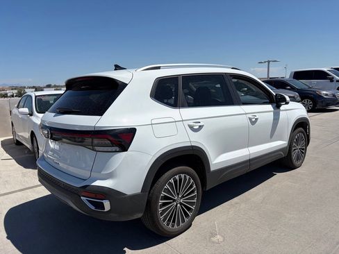 Used 2026 Volkswagen Taos SE FWD image 2