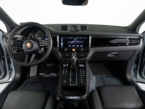 Certified 2026 Porsche Macan AWD/4WD image 33