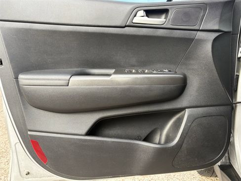 Used 2020 Kia Sportage LX image 9