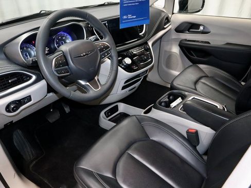 Used 2024 Chrysler Pacifica Touring-L image 25