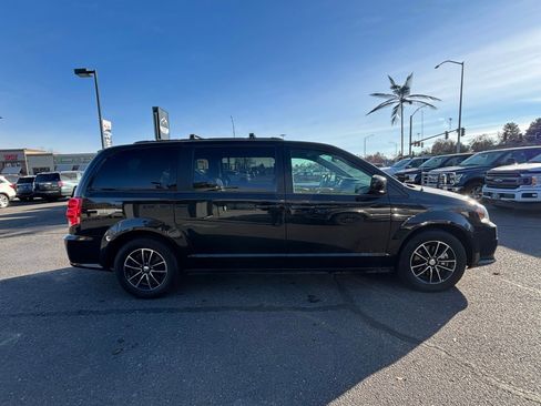 Used 2018 Dodge Grand Caravan GT image 3