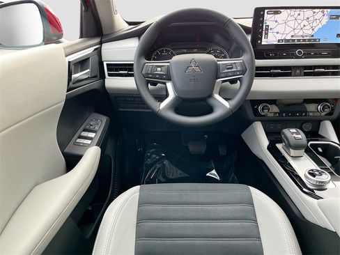 New 2025 Mitsubishi Outlander SE image 22