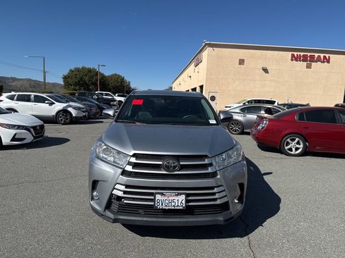 Used 2019 Toyota Highlander XLE image 3