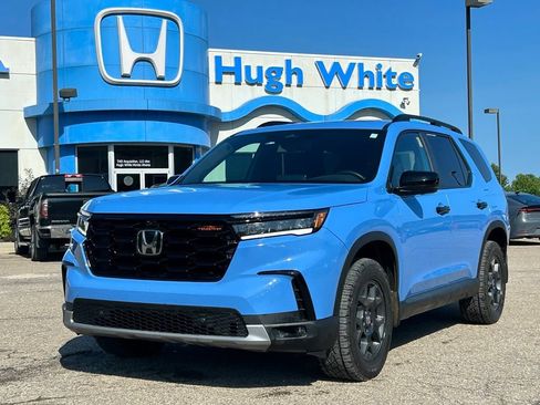 Used 2025 Honda Pilot TrailSport image 1