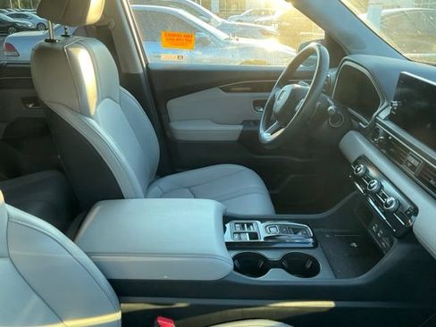 Used 2025 Honda Pilot EX-L image 4