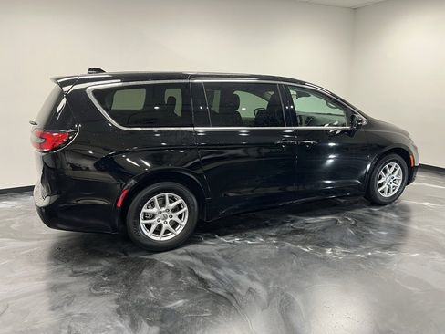 Used 2024 Chrysler Pacifica Touring-L image 22