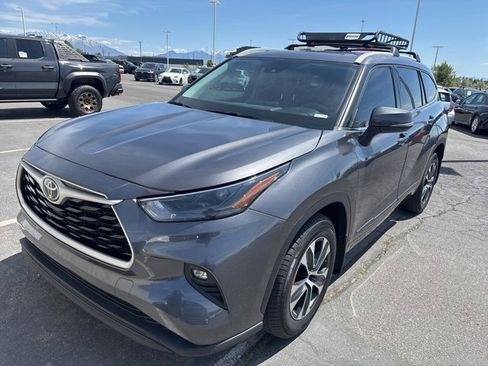 Used 2022 Toyota Highlander XLE AWD/4WD image 2