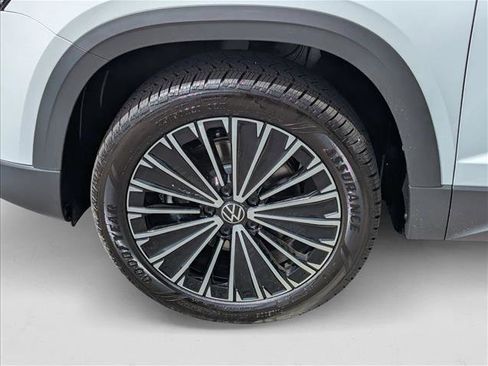 New 2025 Volkswagen Taos SE image 11