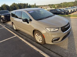 Used 2025 Chrysler Pacifica Select FWD video 2