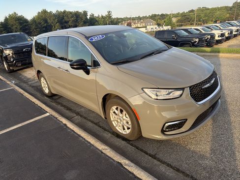 Used 2025 Chrysler Pacifica Select FWD image 2