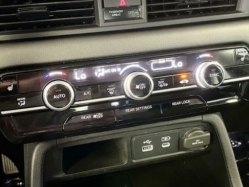 Used 2023 Honda Pilot Touring image 16