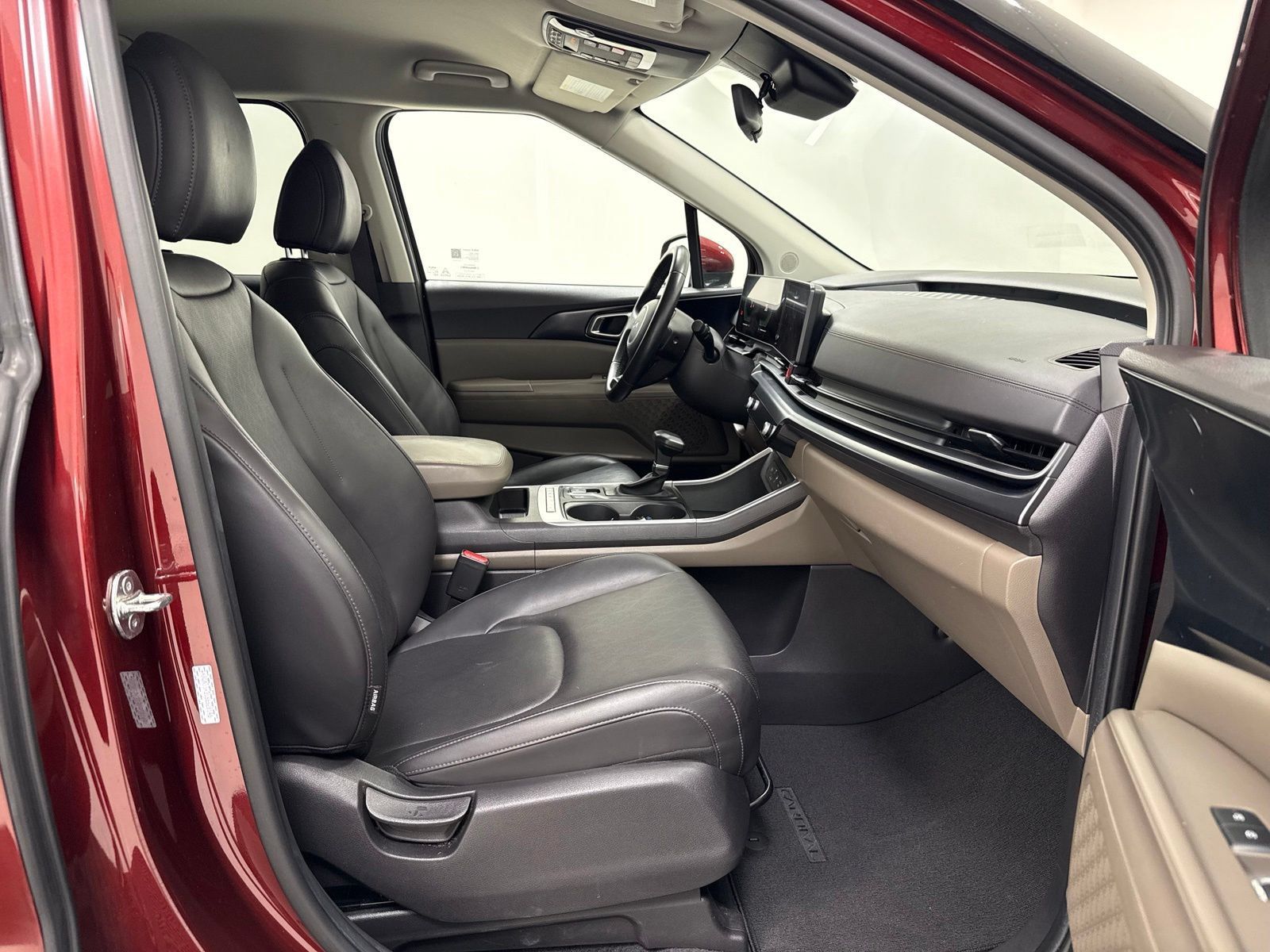 Used 2025 Kia Carnival FWD image 29