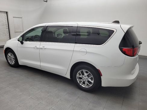 Used 2022 Chrysler Voyager LX FWD image 3