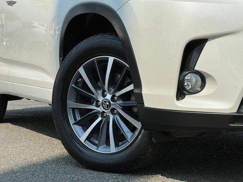 Used 2017 Toyota Highlander XLE w/ Carpet Mat Package AWD/4WD image 2