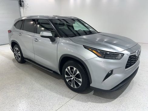Used 2022 Toyota Highlander XLE FWD image 7