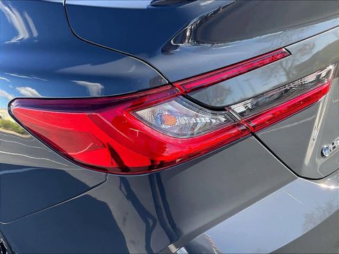 Used 2025 Toyota Camry SE image 32